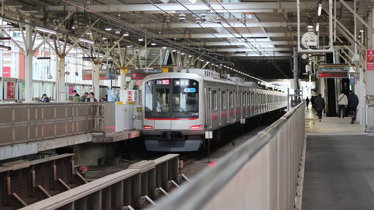 武蔵小杉駅に停車中の東急新横浜線直通の5050系電車