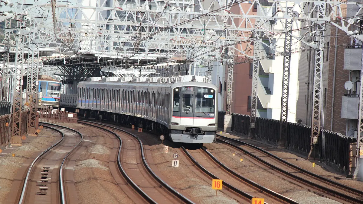 新丸子駅を出発した東急新横浜線直通の5050系電車