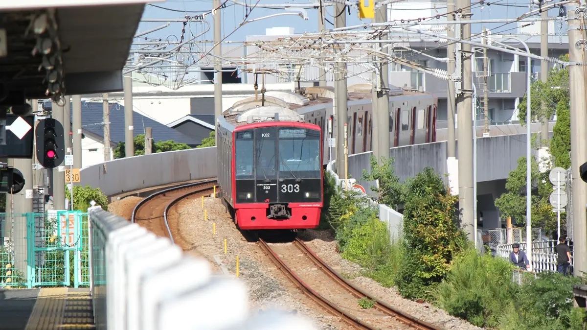 下山門駅に到着する筑肥線303系電車
