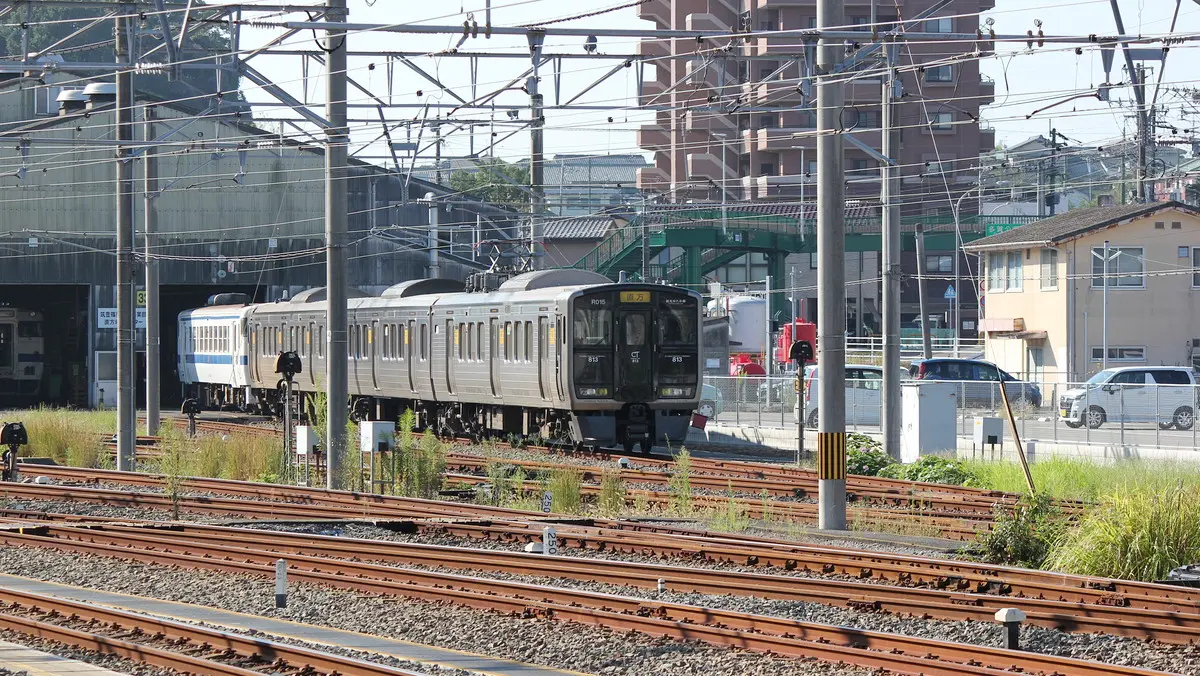 直方駅の車庫に停車中の福北ゆたか線BEC819系の蓄電池車