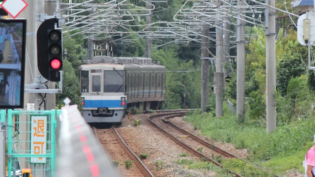 乗入れ先の下山門駅付近を走行中の地下鉄空港線1000N系電車