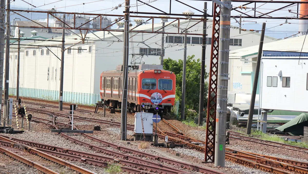 吉原駅に向かう岳南鉄道線8000形電車