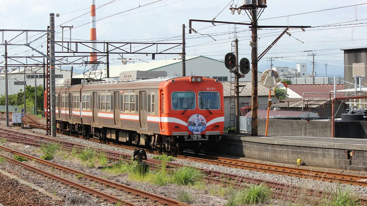 吉原駅に到着した岳南鉄道線8000形電車