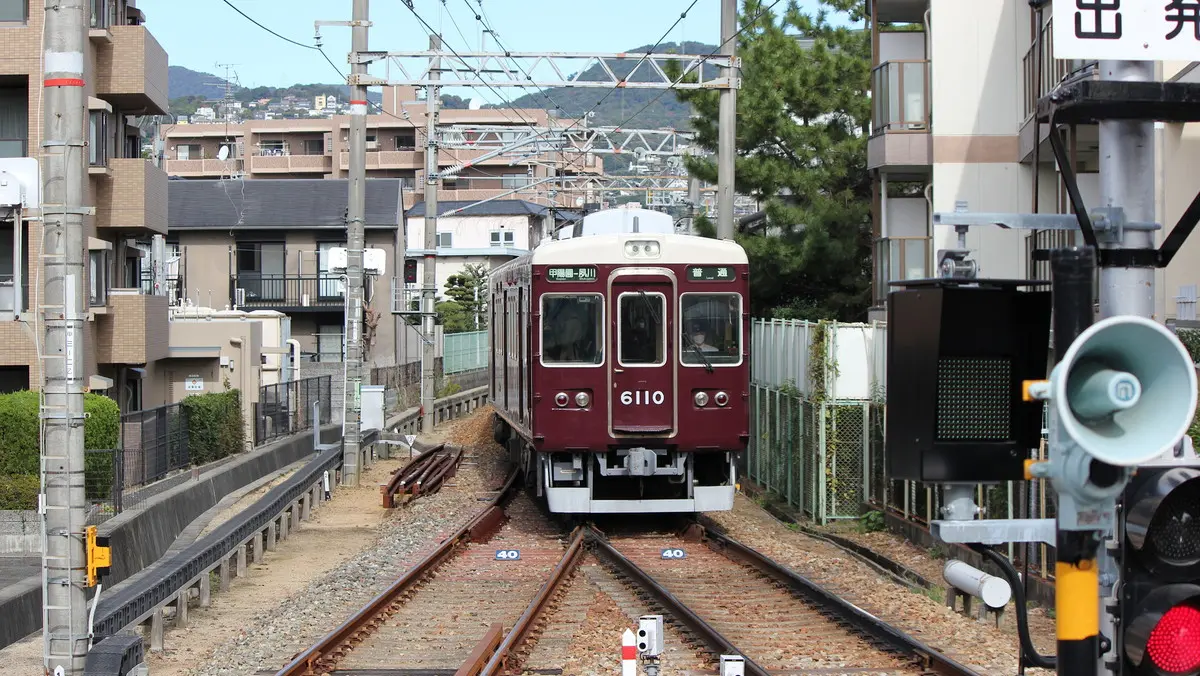 A Hankyu Koyo Line 6000 series train arriving at Shukugawa Station