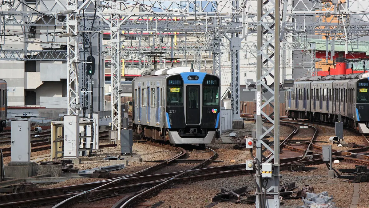 A Hanshin 5700 series train heading towards Hanshin Amagasaki Station on the Hanshin Main Line