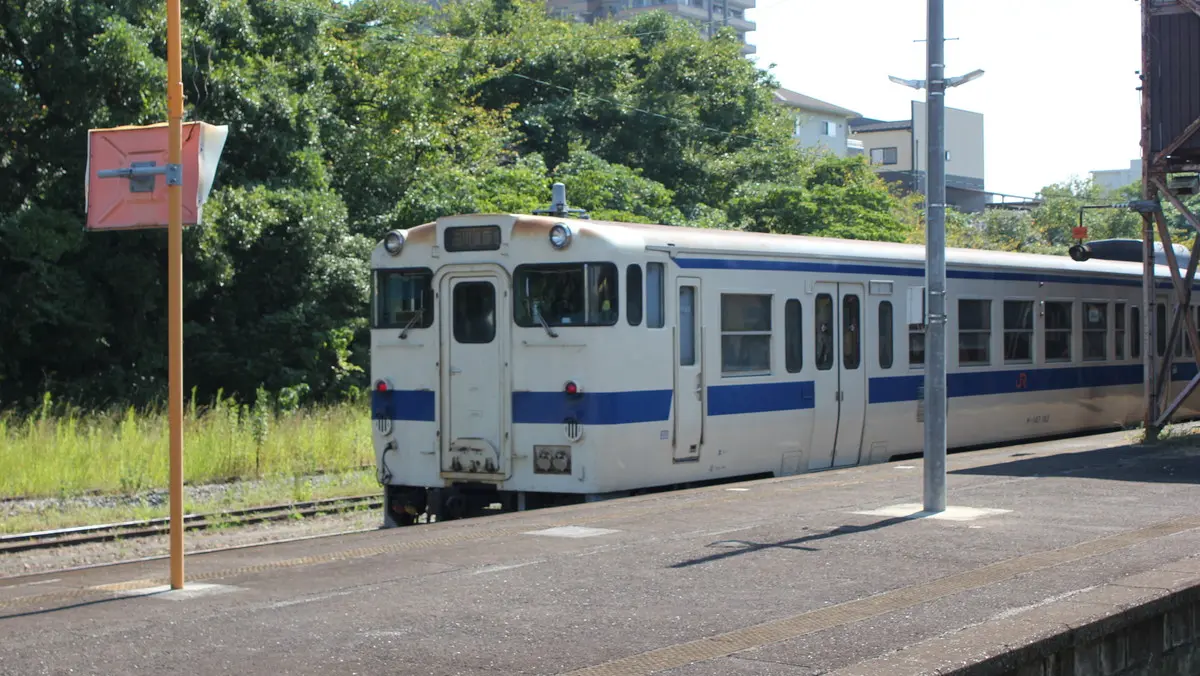 田川後藤寺駅に停車中の日田彦山線キハ47系気動車