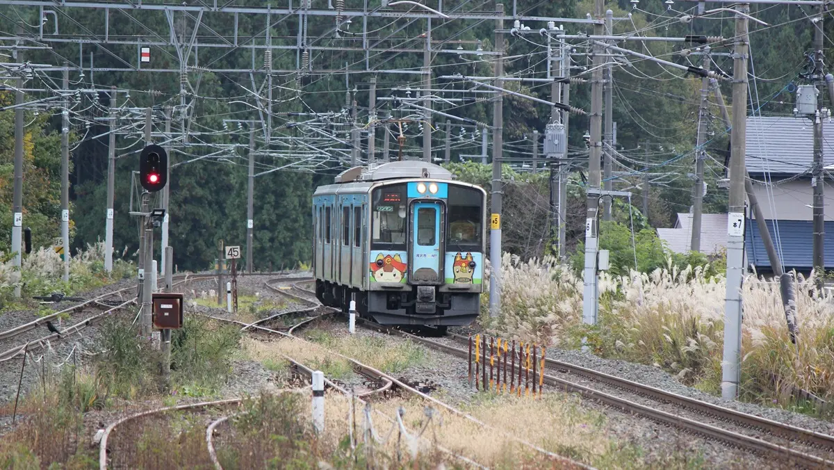 滝沢駅に向かういわて銀河鉄道線IGR7000系の特別塗装電車