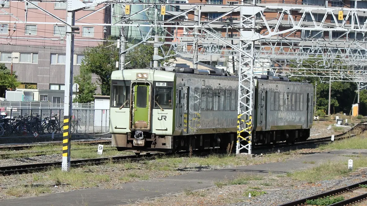 Iiyama Line Kiha 110 series diesel railcar arriving at Nagano Station