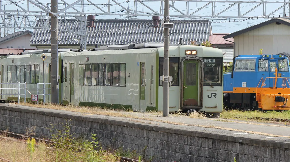 Iiyama Line Kiha 110 series diesel railcar arriving at Toyono Station