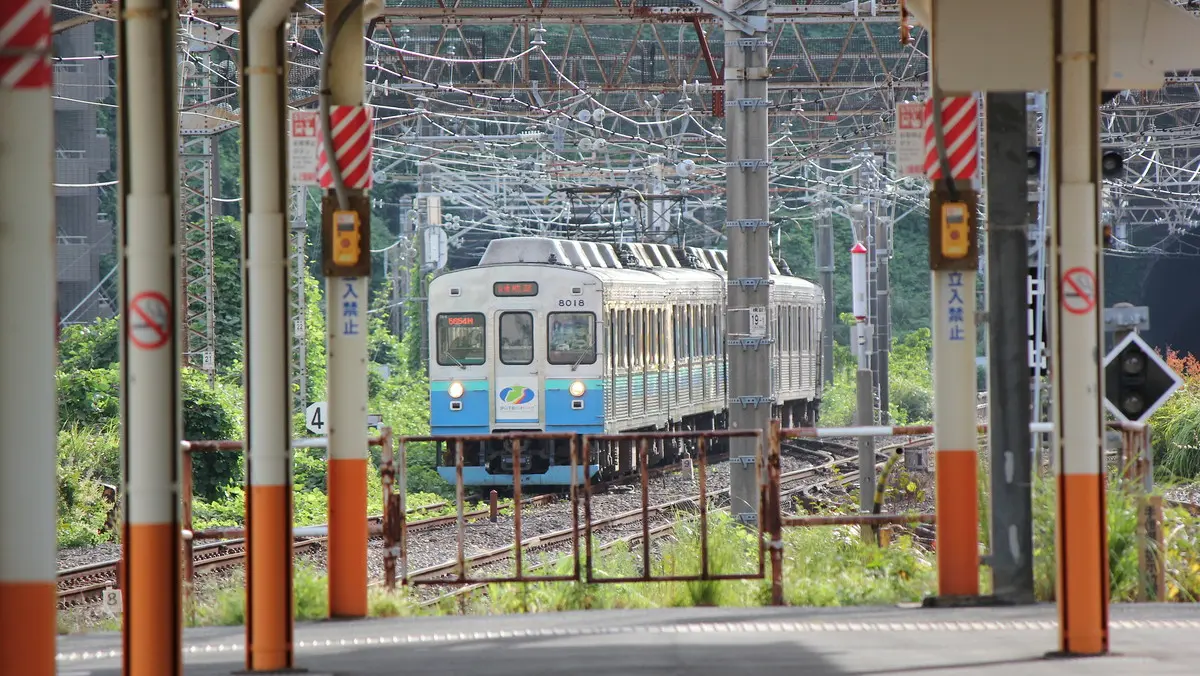 熱海駅へ向かう伊豆急行線8000系電車
