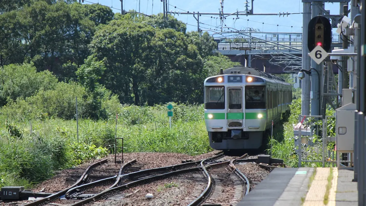 JR Gakuentoshi Line 721 series train arriving at Ainosato Park Station