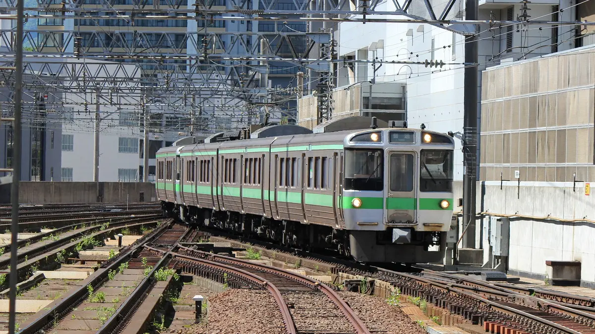 JR Gakuentoshi Line 721 series train arriving at Sapporo Station