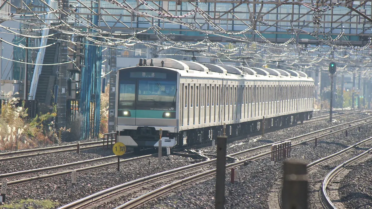 Joban Line E233 series 2000 series train arriving at Kashiwa Station