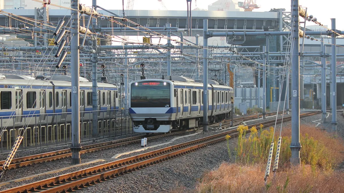 高輪ゲートウェイ駅を通過する常磐線E531系電車