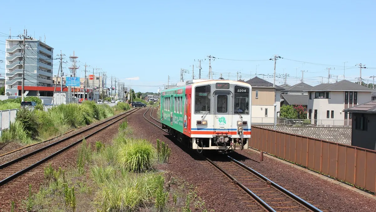 ゆめみ野駅に到着する関東鉄道常総線キハ2400形
