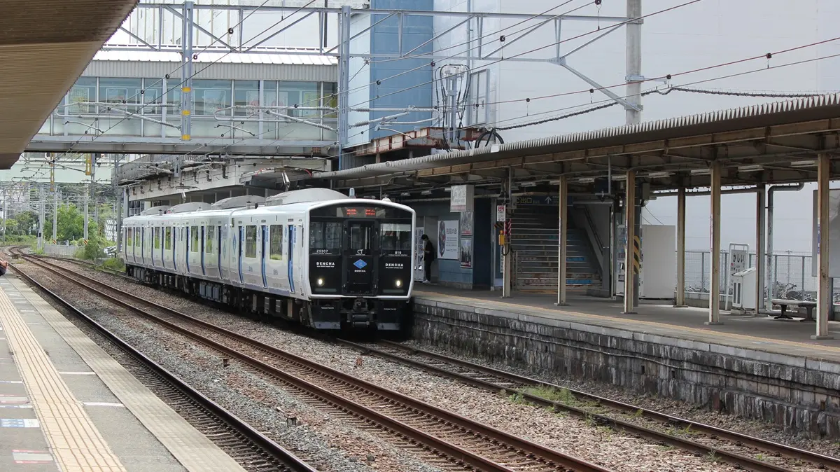香椎駅に到着した香椎線BEC819系蓄電池車