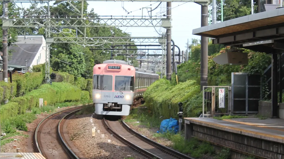 Keio Inokashira Line 1000 series train arriving at Inokashira Park Station