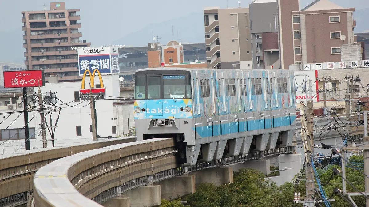 徳力嵐山口駅を出発した北九州モノレール1000形電車