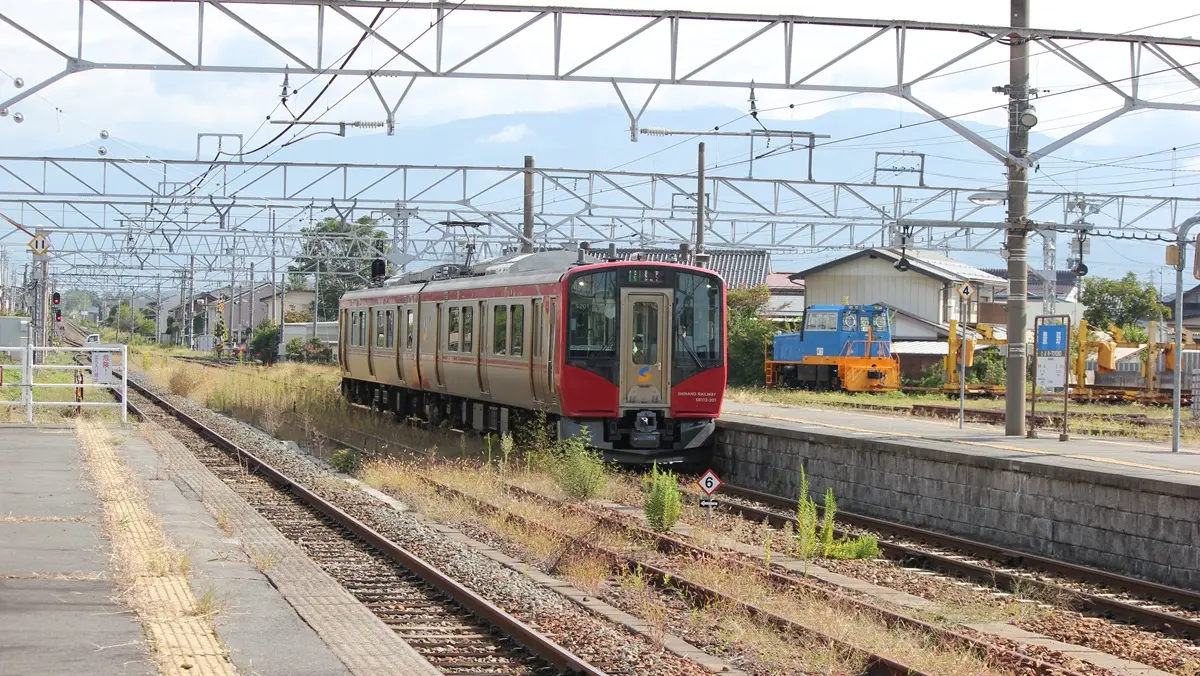 豊野駅に到着したしなの鉄道北しなの線SR1系200番台電車