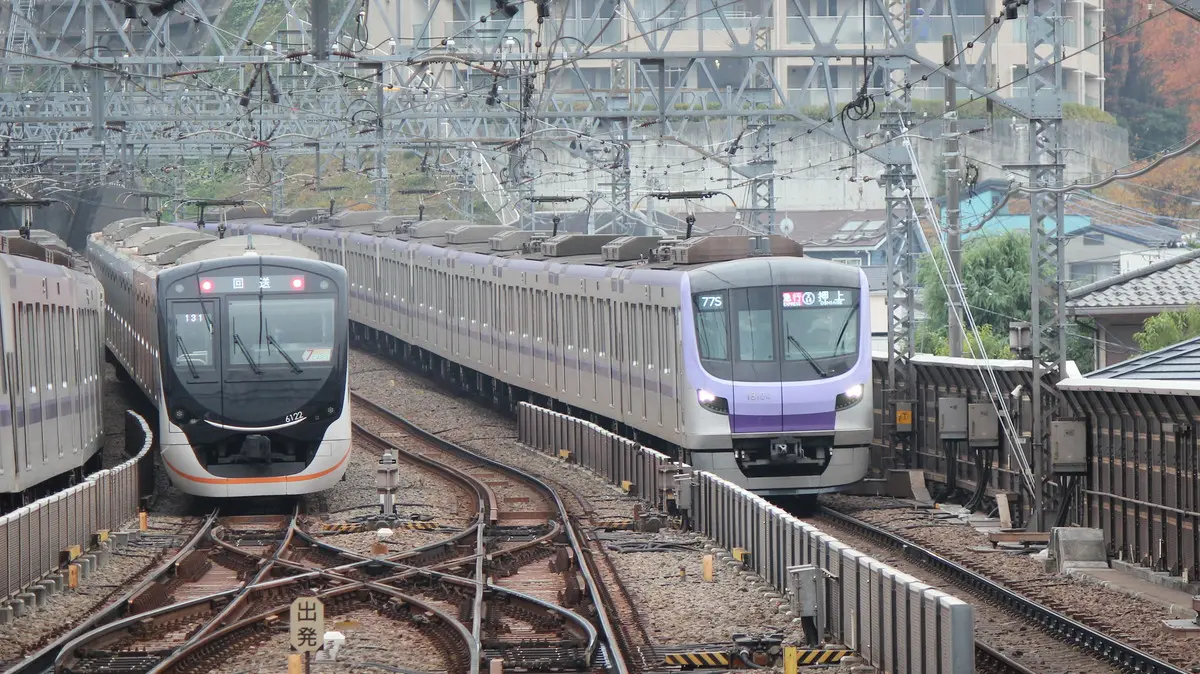 Tokyo Metro Hanzomon Line 18000 series train arriving at Mizonokuchi Station