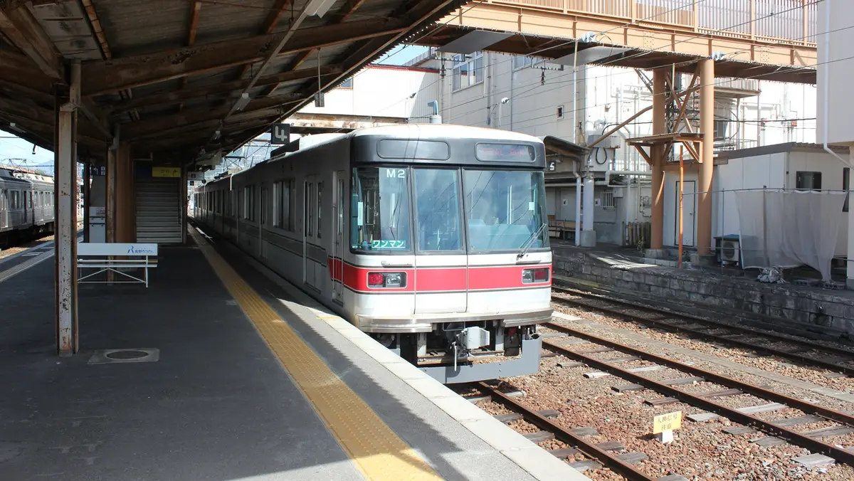 須坂駅に停車中の長野電鉄線3000系電車