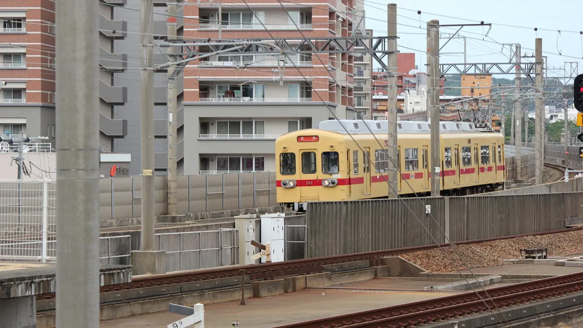 西鉄千早駅に到着する西鉄貝塚線600形電車