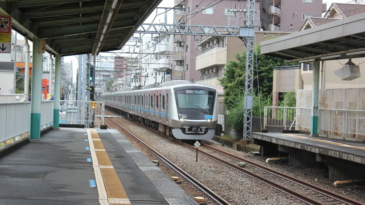南林間駅に到着する小田急江ノ島線5000形電車