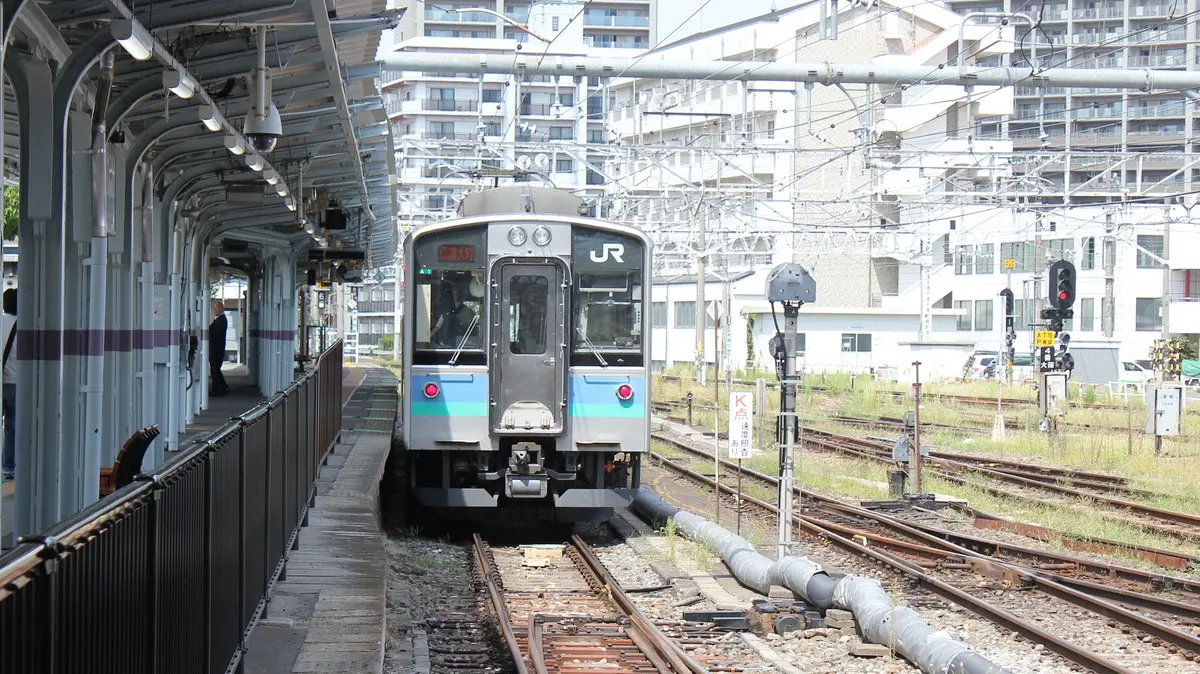 Oito Line E127 Series 100 train waiting to depart at Matsumoto Station