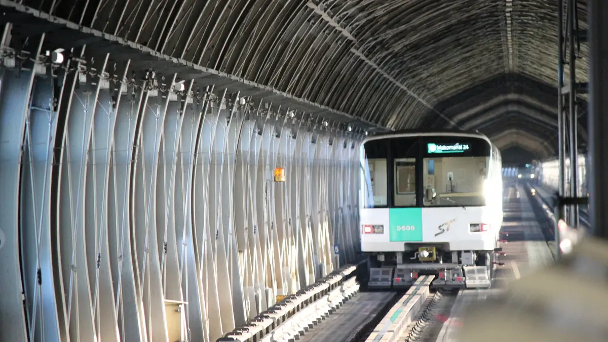 澄川駅を出発した札幌市営地下鉄南北線5000形電車