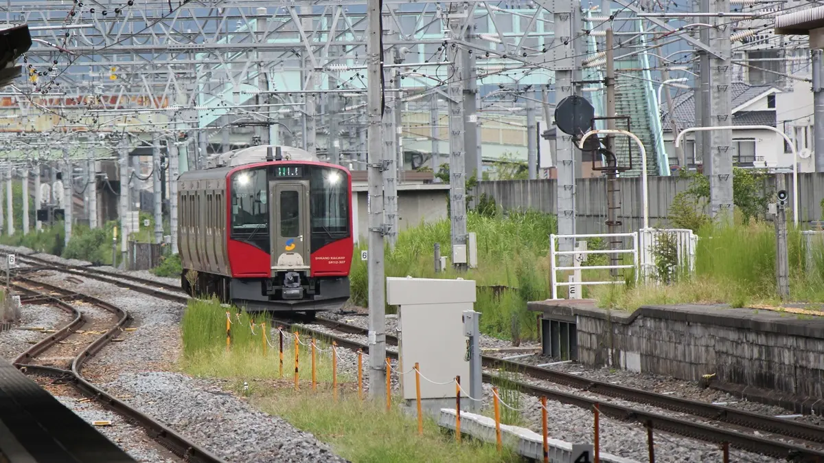 篠ノ井駅に到着するしなの鉄道線SR1系電車