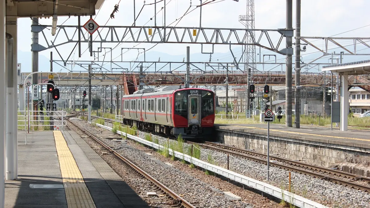 篠ノ井駅に到着するしなの鉄道線SR1系電車