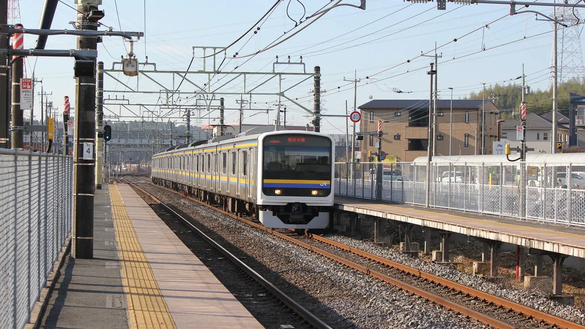 Sobu Main Line 209 series 2000 train arriving at Monoi Station