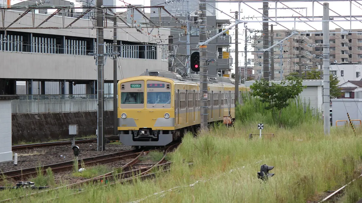 三島駅を出発した伊豆箱根鉄道駿豆線3000系電車
