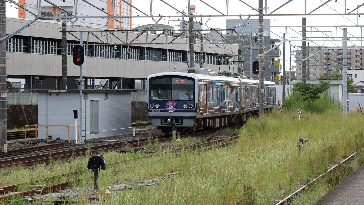 三島駅を出発したラブライブ塗装の伊豆箱根鉄道駿豆線3000系電車