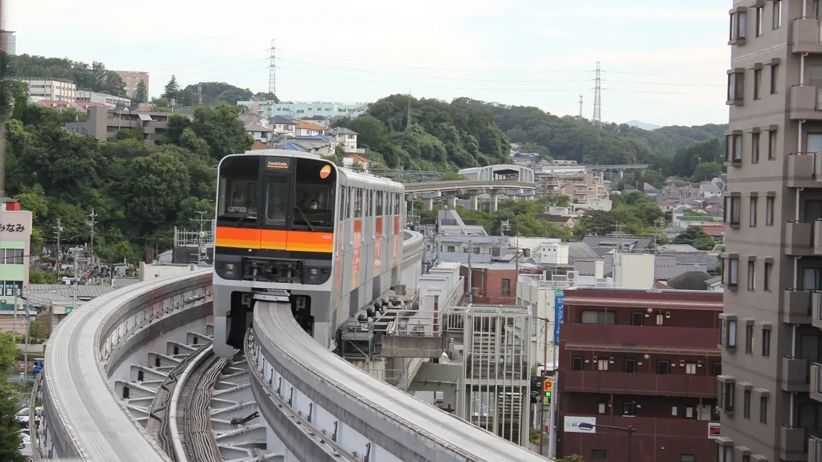 高幡不動駅に向かう多摩都市モノレール1000系電車