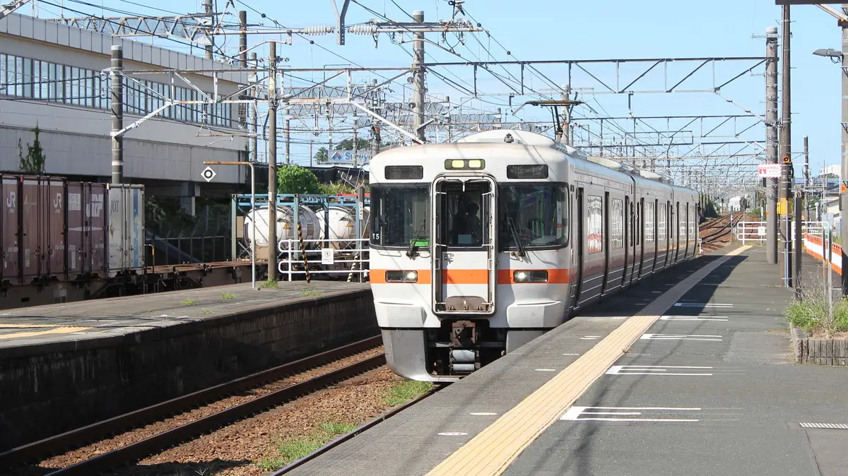 掛川駅に到着した東海道線311系電車