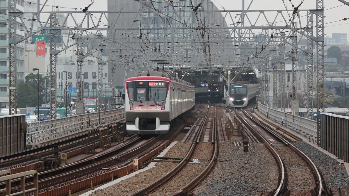 Tokyu Oimachi Line 6000 series train heading to Futakotamagawa Station