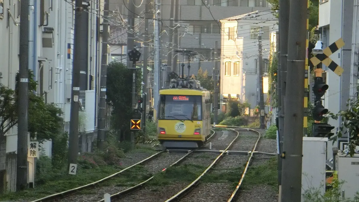 西太子堂駅付近を走行中の黄色の東急世田谷線300系電車