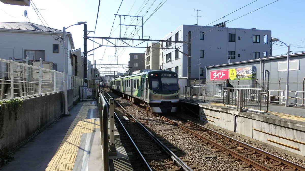 下丸子駅に到着する東急多摩川線7000系電車