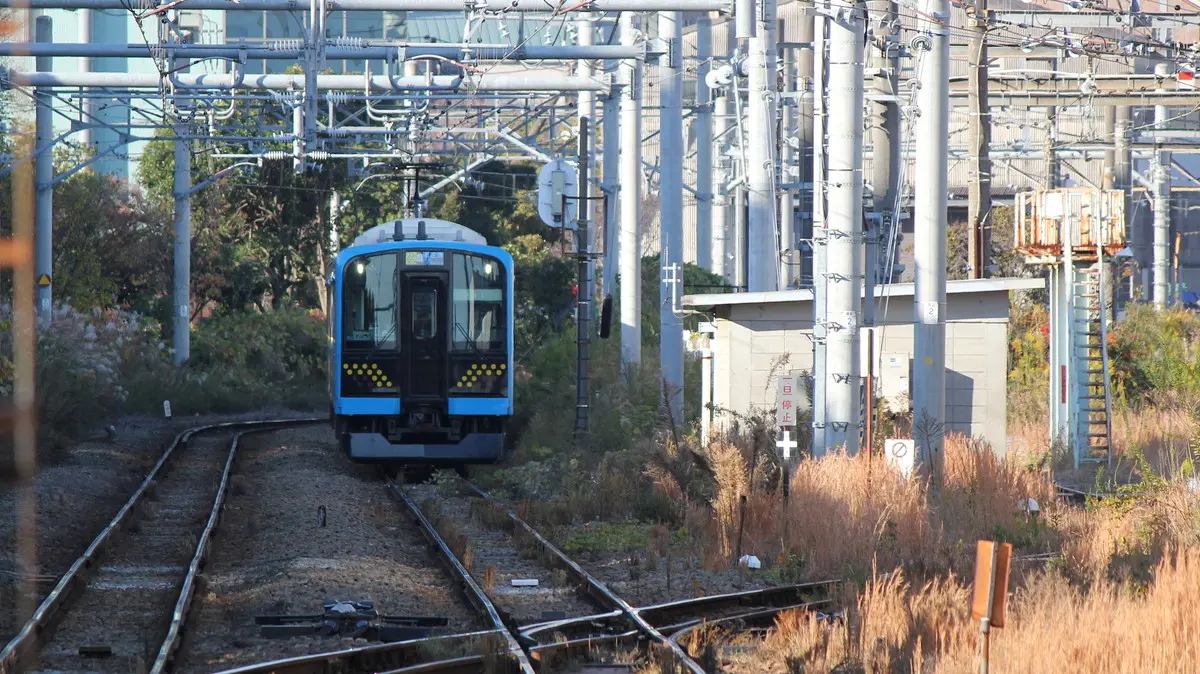 E131 series 1000 train on the Tsurumi Line Umi-Shibaura branch line arriving at Bentenbashi Station