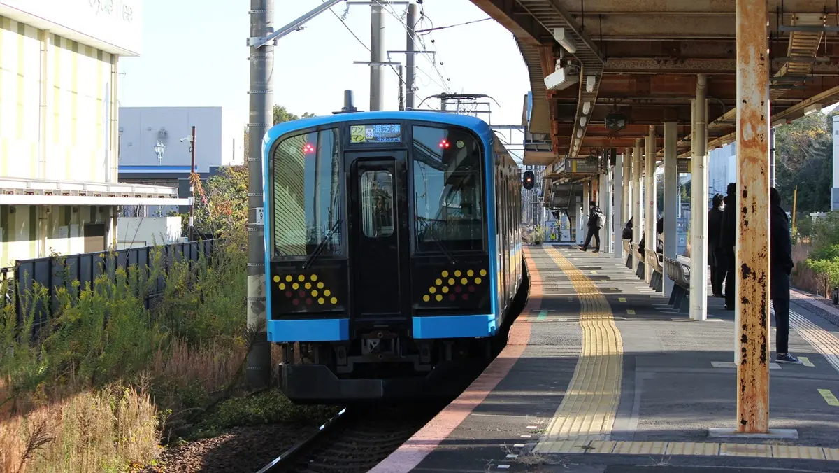 E131 series train on the Tsurumi Line Umi-Shibaura branch line departing from Bentenbashi Station