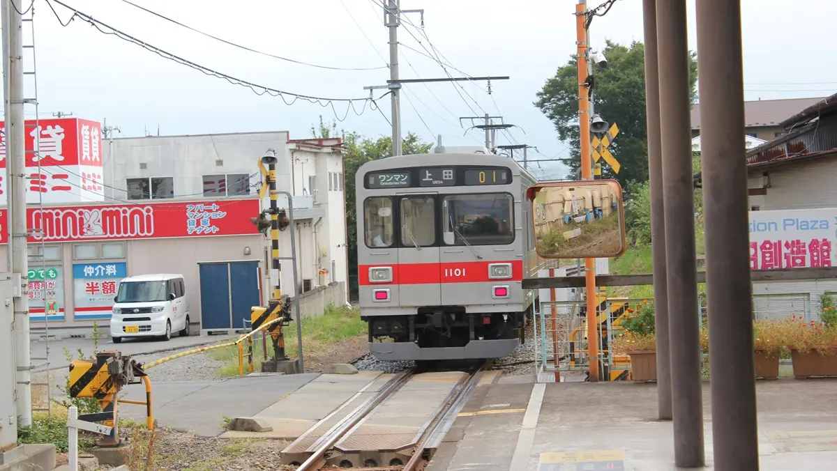 赤坂上駅を出発した上田鉄道別所線1000系電車