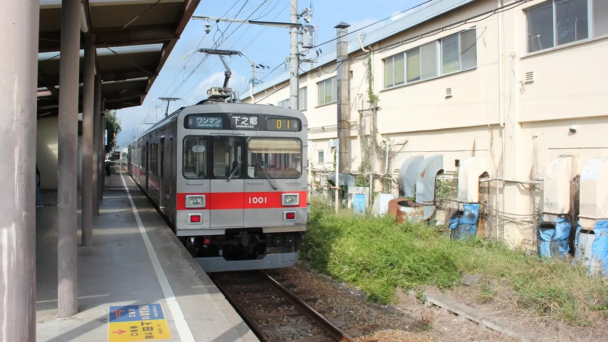 赤坂上駅を出発した上田鉄道別所線1000系電車