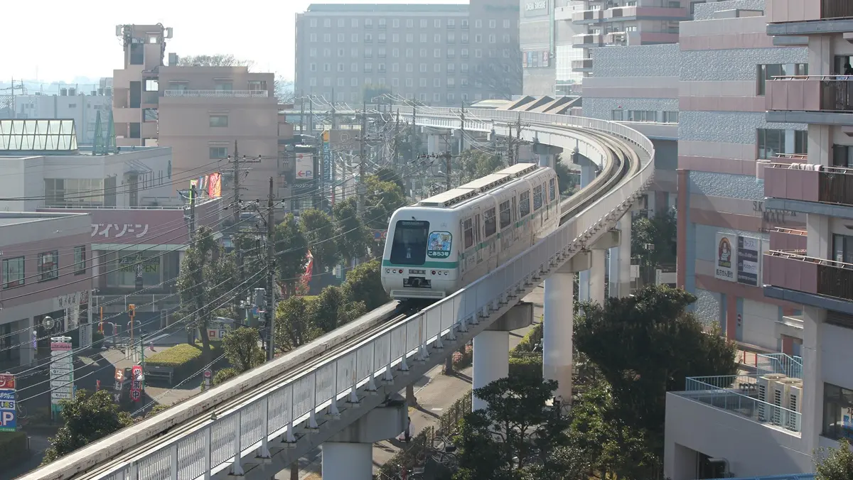 Yamaman Yukarigaoka Line 1000 series train heading towards Chiku Center Station