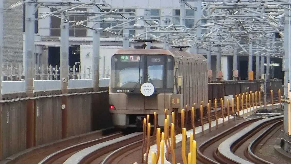 センター南駅を出発した横浜市営地下鉄グリーンライン10000形電車