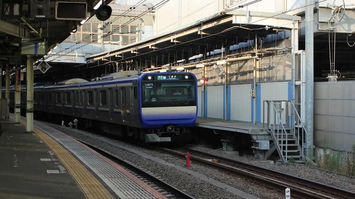 JR Yokosuka Line E235 series 1000 train arriving at Shinagawa Station